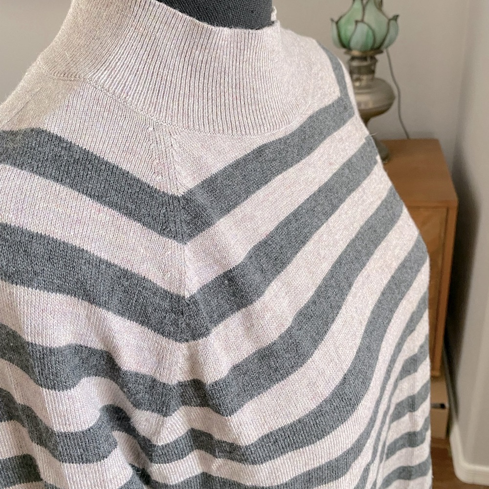 💕 Classic Beautiful Striped Loft Sweater 💕